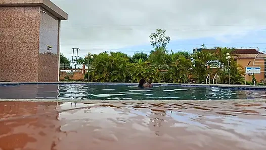 Havuzda yüzen sperm, suda sert seks, çifte orgazm