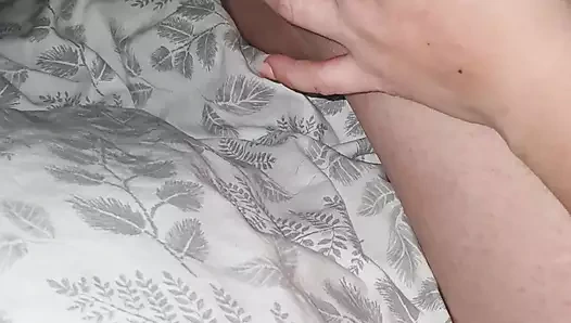 Üvey anne kamerada ayaklarını gösteriyor ve üvey oğluna