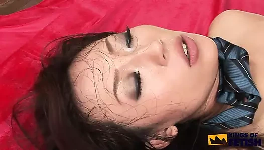 Japon genç kız üç adamdan sert çifte penetrasyon yaptıktan sonra fışkırtıyor