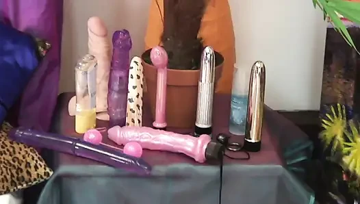 Sıkı amcıklı ve küçük memeli bu iki güzel nine büyük dildolarla mastürbasyon yaparken inliyor ve boşalıyor