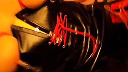 Lateks deri ve topuklu titbondage