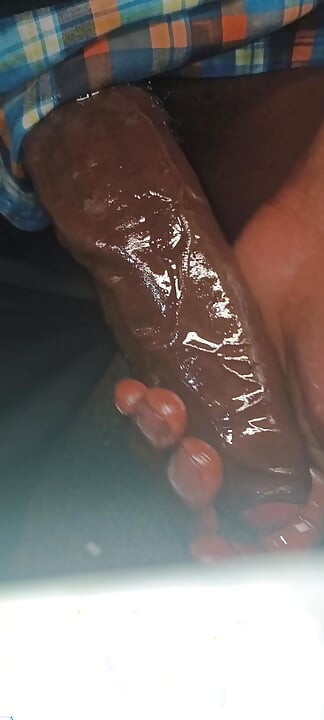 Chocolatemeatstick yağ ile büyük zenci yarağının etrafında yarak halkası takıyor