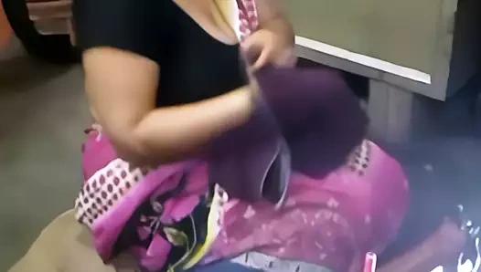 Hint teyze eğleniyor