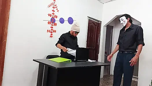 Patron onu kötü bir çalışan olduğu için işten çıkardı ve karısı ona evde koşulsuz destek sağlıyor.