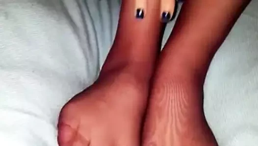 ayaklarım naylon çorap içinde