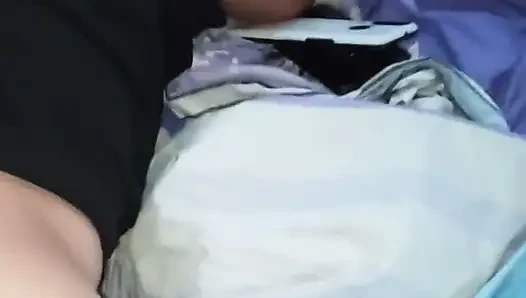 Orta yaşlı seksi kadın dörtte sikiliyor