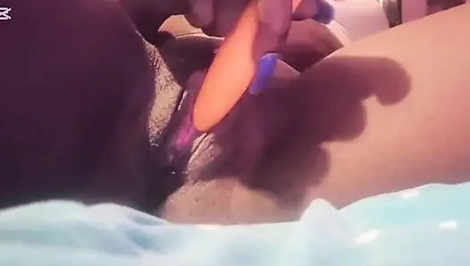 Orta yaşlı seksi kadın mia plajdan dönüyor ve amına mastürbasyon yapıyor.