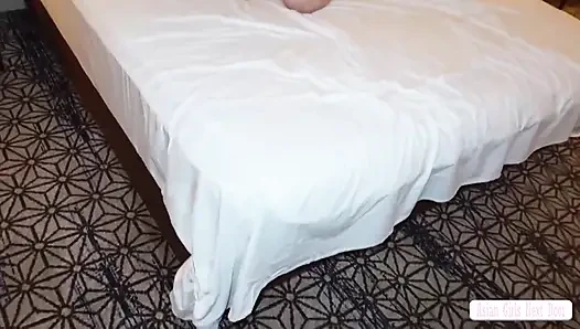 Kapalı ışıklı otel daveti, sadece çok iyi hissettirdiğini söyleyebildiği vahşi bir geceye dönüşüyor