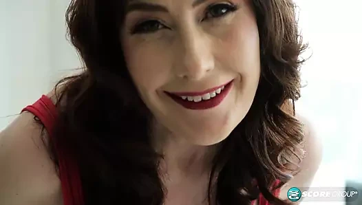 Büyük memeli orta yaşlı seksi kadın melody mynx kendini sikiyor