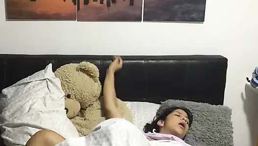 Sabah erkenden kocamla seks yapıyorum ve amımı dolduruyor.