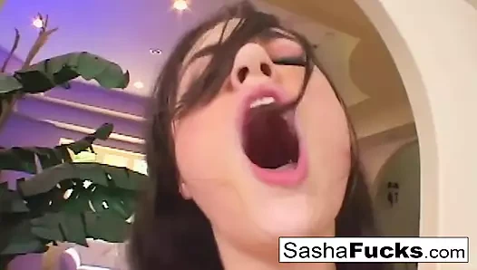 Sıska esmer Sasha sıkı amcığını dolduruyor