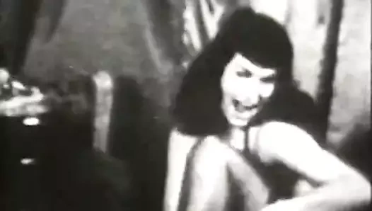 Esmer güzellik iç çamaşırlarıyla dans ediyor (1950'lerde vintage)