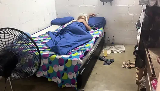 Üvey kız kardeşimi yatak odasında yatarken ve ailesi evde yokken sikiyorum, vajinasını sütle dolduruyorum