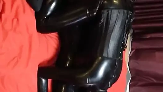 Lateks kız yatakta bağlı