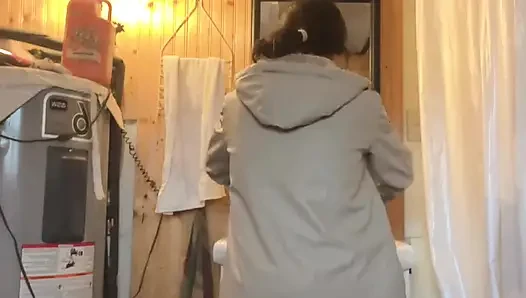 Mutfakta Yemek Pişiriyor, Sonra Vadi Sabırsızlanıyor, Tuvalete Git