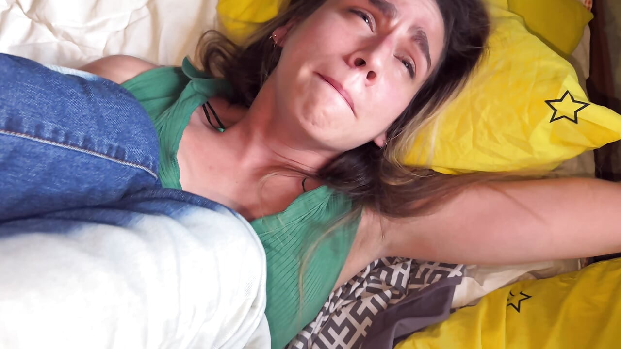 Şişman üvey anne, üvey oğlunu çiğ vajinasını uyandırıyor ve onu sevişmesi için yalvarıyor
