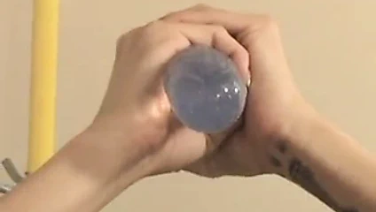 Taytlı açık dişli sarışın zevk için yapay penis kullanır