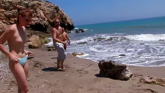 Esmer iri güzel kadın çifte penetrasyon ile anal üçlü seks yapıyor