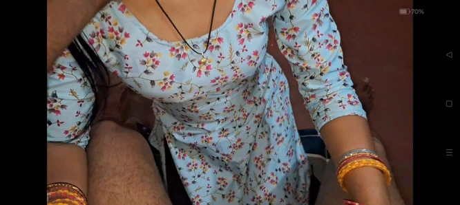 Hintli genç ateşli üvey kız kardeş üvey erkek kardeşinin yarağını çok iyi emiyor