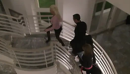 Çoraplı sarışın orta yaşlı seksi kadın sert yarağa biniyor