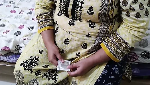 19 yaşındaki desi eski kız arkadaşının evlilik kağıtlarını imzaladıktan sonra prezervatifle sikiliyor