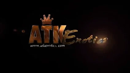 O alır bir yapay penis iyi içinde ona karanlık kedi