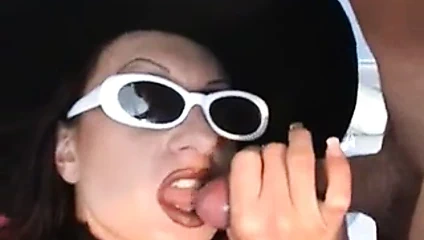 giyinmiş horoz emme