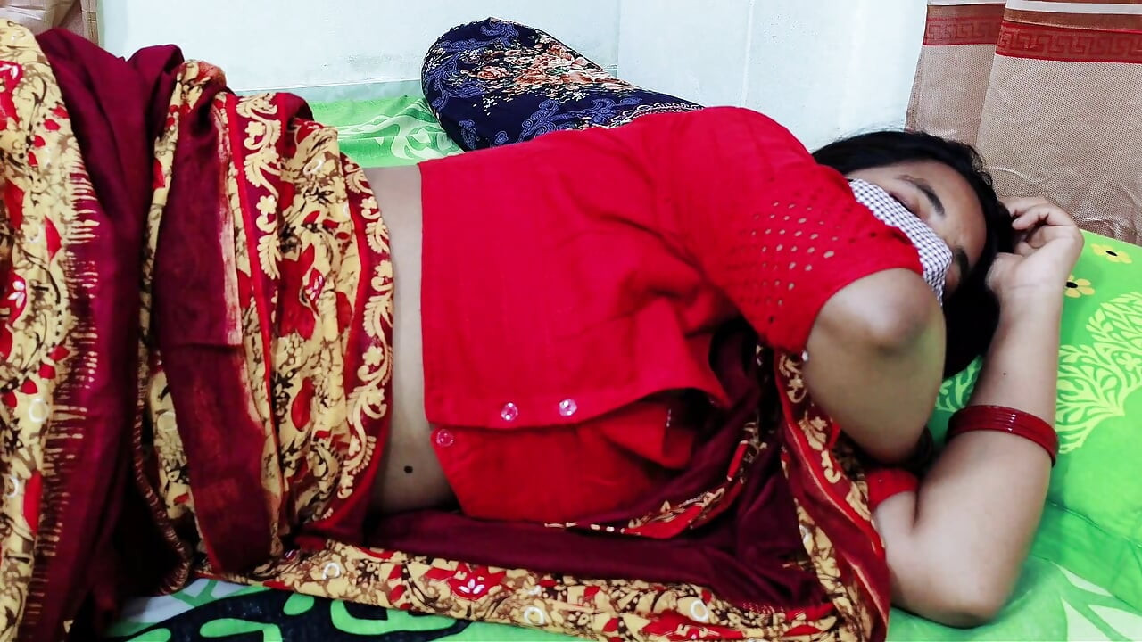Yaramaz üvey anne üvey oğlu Desi Saree'i nasıl tatmin edeceklerini biliyor üvey anne sikişi xxx