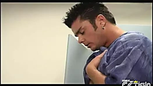 Kaslı adam bir umumi tuvalette busty sarışın tarafından üflenir