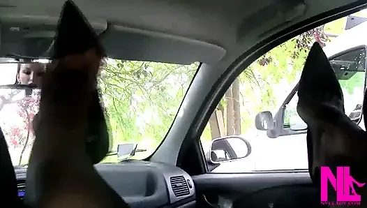 Madalya ince topuklu siyah pompalarda süper şehvetli sarkma