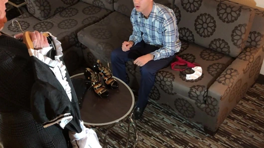 İş için kadın kılıklı hizmetçiye sikiliyor