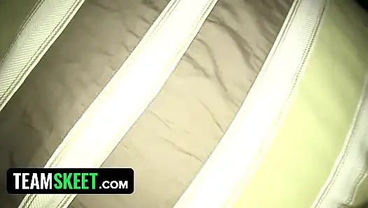 Güzel minyon genç kız Sara Luvv sıkı amcığını siktiriyor