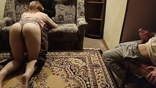 Kız arkadaşın şu anda meşgul. Aldatılan kocasını bekle