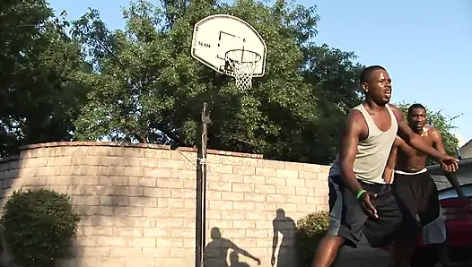 Büyük memeli ateşli sarışın sürtük sert büyük siyah yarakla sikiliyor