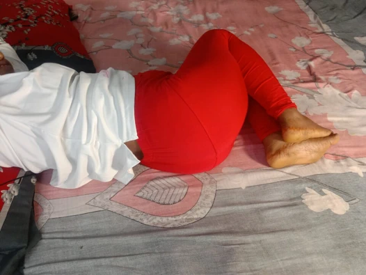 Karımın büyük bir götü var ve sert sikiliyor