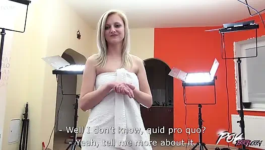 Utangaç bir sarışın büyük bir boşalma için sikişiyor