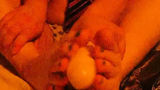 Sevimli liseli kız ikinci footjob dersini alıyor.