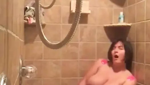 Seksi tombul sabine masturbates içinde duş