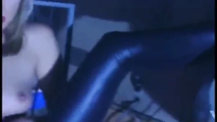 Paisley lateksten dışarı çıkar ve mastürbasyon yapar