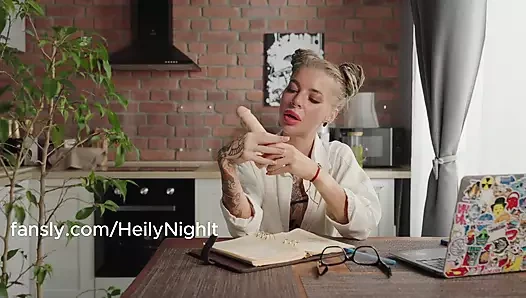 Genç dövmeli öğretmen Heilynight yarak seviyor ve kamerada sakso çekiyor