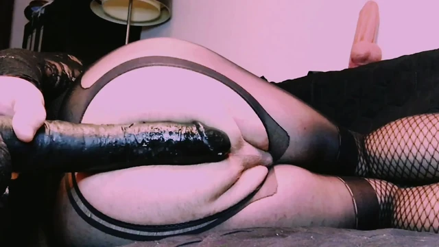 Я тренирую свою сисси киску с большим черным членом-дилдо