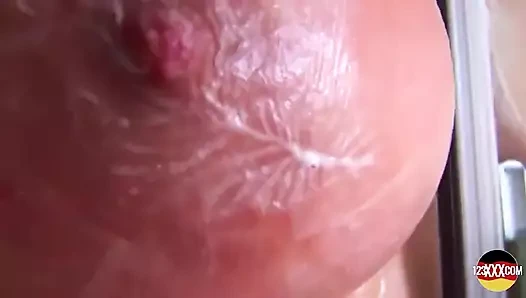 Islak, belirgin göğüsleri dünyanın en güzel şeyi.