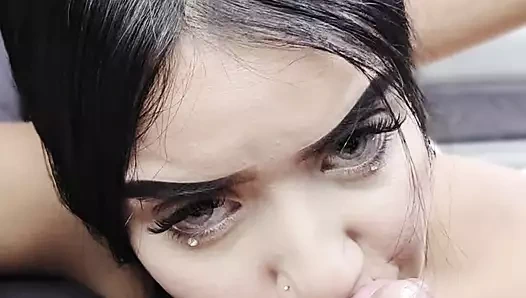 O araba sürerken karımın yarağını emiyor