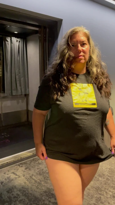 Обнаженная прогулка по отеле