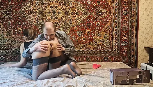 Adam dildolu kız sürtüğü sikiyor ve götüne mastürbasyon yapıyor