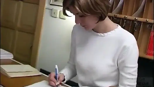 Siyah çoraplı sürtük Euro Monika anal seks