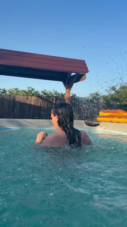 Minik bikinili seksi havuzda azdırma