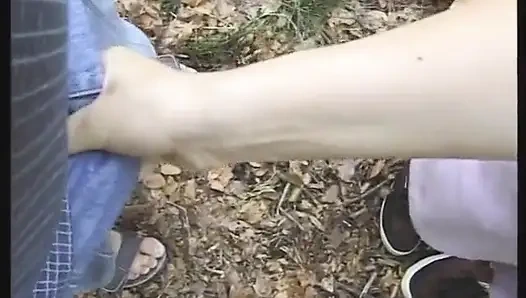 Tatlı genç kız yaşlı adamın yarağını emiyor ve sikiliyor