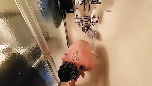 İri güzel kadın Riley Logan ile büyük memeli sabunlu duş