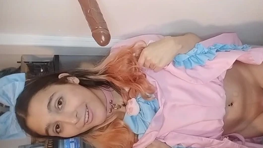 Kadın kılıklı trans hizmetçi kilitliyken yarağı gırtlağına kadar alıyor